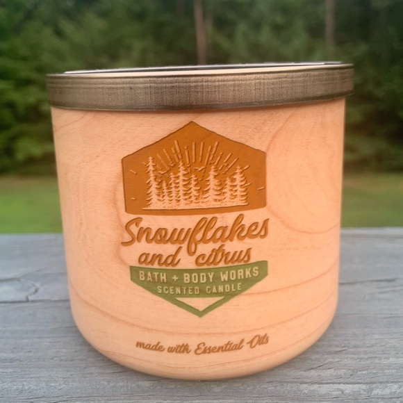 *SOLD* BBW 3 wick candle Snowflakes and Citrus